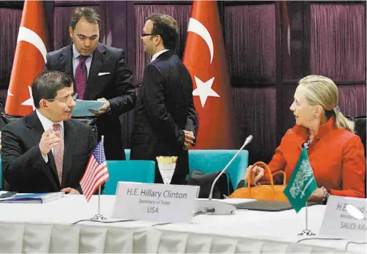  ?? Hakan Gokepe/ Efe ?? O chanceler turco, Ahmet Davutoglu ( à esq.), conversa com Hillary Clinton, secretária de Estado dos EUA, durante reunião que discutiu o caso da Síria