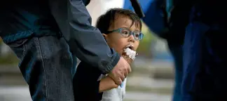  ?? PHOTO: DAVID UNWIN/FAIRFAX NZ ?? Ray West, 2, enjoys an ice cream in the rain.