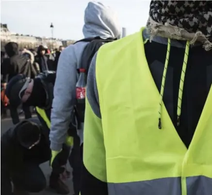  ??  ?? Een doorkruist­e swastika op een geel hesje in Parijs, als protest tegen de antisemiti­sche incidenten. ‘Dat geweld werpt een schaduw over onze beweging.’