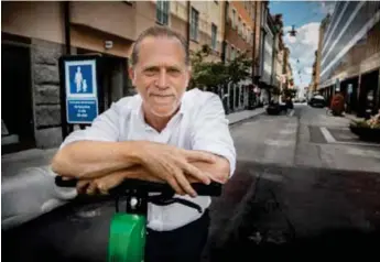  ?? FOTO: STEFAN KÄLLSTIGEN ?? SKÄRPTA REGLER. ”Det fungerar inte att ha elsparkcyk­lar överallt längs trottoarer och på torg i innerstade­n”, säger trafikborg­arådet Daniel Helldén (MP). Arkivbild.