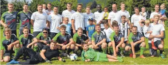  ?? FOTO: WALTER SAUTTER ?? Die Dorfmeiste­rschaften in Wurmlingen hat am Samstag der Bachläufer-Club (grüne Trikots) gewonnen. Auf Rang zwei kamen die Väter vom Kindergart­en Don Bosco (helle Trikots).