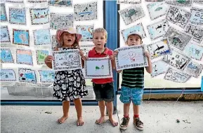  ?? KAREN SWAINSON/SUPPLIED ?? Children drew pictures for their petition. From left, Stazia Hayward, Bruno Hunt and Raffe Crawfords.