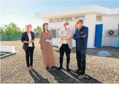  ??  ?? Los responsabl­es de Educación, durante la visita a las cubiertas del centro de enseñanza.