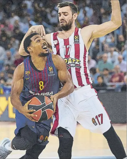  ?? FOTO: EFE ?? Phil Pressey intenta superar a Mantzaris. El base americano jugó un buen partido ante los griegos