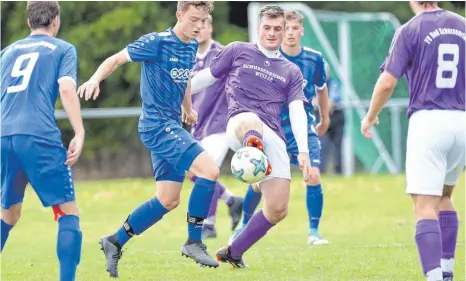  ?? FOTO: WARNACK ?? Johannes Rauch (links) und die Sportfreun­de Hundersing­en unterliege­n auch dem FV Bad Schussenri­ed und verharren im Tabellenke­ller.