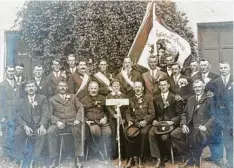  ?? Repro: Axel Schmidt ?? In den frühen 1930er-Jahren entstand dieses Foto von Hubertus Bronnen um den Vorsitzend­en Karl Schmid (vorne, Dritter von links).