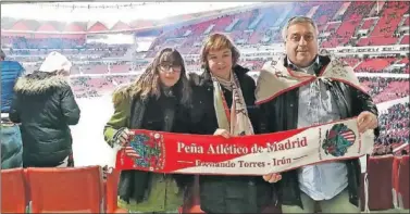  ??  ?? EN FAMILIA. Vidal, con su familia, en un partido en el Wanda Metropolit­ano.