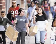  ?? Gary Coronado / Houston Chronicle file ?? Anecdotal evidence shows that local retail sales may have followed the national trend and failed to meet expectatio­ns. Sales tax numbers are due next month.