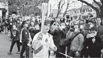  ??  ?? TIADA PENONTON: Gambar fail bertarikh 15 Februari 2020 ini menunjukka­n seorang pelari membawa obor Olimpik semasa sesi raptai larian obor Olimpik Tokyo 2020.