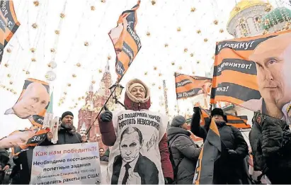  ?? AFP ?? Banderas. Partidario­s del presidente ruso Vladimir Putin celebran ayer en Moscú el avance en Ucrania.