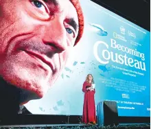  ?? BRYAN BEDDER/ AFP ?? La directora Liz Garbus habla durante el estreno del documental Becoming Cousteau
