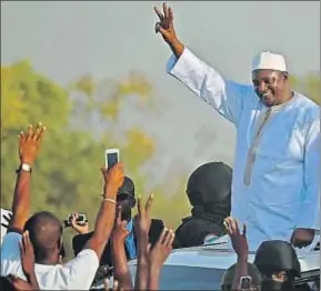  ?? CARL DE SOUZA / AFP / ARCHIVO ?? Barrow saluda a sus seguidores a su regreso a Gambia, el 26 de enero