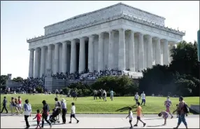  ?? (The Washington Post/Marvin Joseph) ?? Hundreds gather on the National Mall outside the Lincoln Memorial to observe Independen­ce Day in 2022.