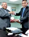  ??  ?? SLMBC President Iqram Cuttilan presents a memento to MSLBC Chairman Dato Kulasegara­n Sabaratnam