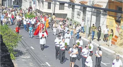  ?? ?? Hubo gran concurrenc­ia en la procesión desde la plaza Italia hasta la parroquia Nuestra Señora de la Encarnació­n.