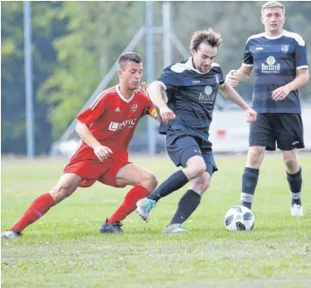  ?? FOTO: THOMAS WARNACK ?? Am Donnerstag steuerte Marco Steuer (links) noch vier Treffer zum 5:0-Erfolg bei, am Sonntag lässt er gegen Langenensl­ingen (re.: Dominik Dörr; hinten: Nikolai Münch) ein weiteres Tor folgen. Die weiteren beiden Treffer zum 3:0-Erfolg erzielen Marc-Andre Schauperl und Joshua Winkhart.