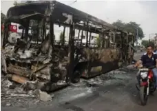  ?? AJIT SOLANKI/THE ASSOCIATED PRESS ?? Mobs burned vehicles after a farming caste in Gujarat state demanded the special status, and government benefits, given to other minority groups.