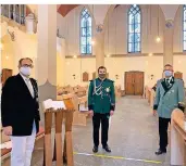  ?? FOTO: THOREN ?? Schützen der Korschenbr­oicher Bruderscha­ften St. Sebastianu­s und St. Katharina Junggesell­en übernahmen den vorgeschri­ebenen Ordnungsdi­enst.