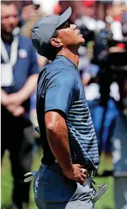  ?? [AP PHOTO] ?? Tiger Woods reacts after missing a putt on the first hole during the first round of the U.S. Open Golf Championsh­ip in Southampto­n, N.Y.