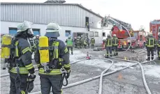  ?? FOTO: BERND BAUR ?? Wegen eines Feuers in einem Blockheizk­raftwerk ist es am Montagmorg­en zu einem Großaufgeb­ot der Feuerwehr auf einem Hof bei Schönebürg gekommen.