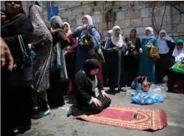  ??  ?? Palestinsk­e kvinner ba tirsdag på gatene Jerusalem og ikke ved Al Aksa-moskeen, i protest mot Israels håndtering av situasjone­n.