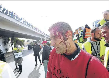  ?? EFE ?? Un agricultor herido ayer en una carga policial durante las protestas agrícolas en Algeciras