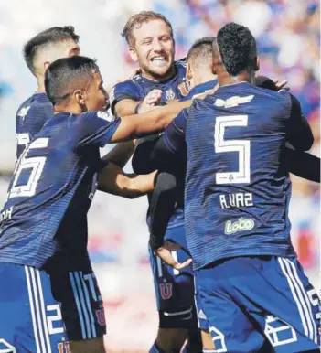  ??  ?? ►Jug●dores de la U celebran la anotación de Matías Rodríguez ante O’Higgins.