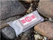  ?? FOTO: CLAUS BECH/ RITZAU SCANPIX ?? Pakkerne med kokain drev både rundt for sig selv og i sportstask­er. De var markeret med en euro- mærker.