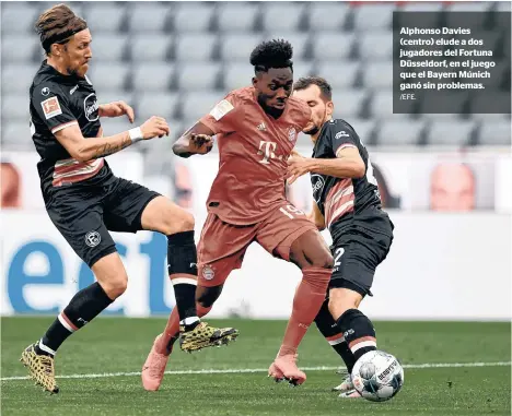  ?? /EFE. ?? Alphonso Davies (centro) elude a dos jugadores del Fortuna Düsseldorf, en el juego que el Bayern Múnich ganó sin problemas.