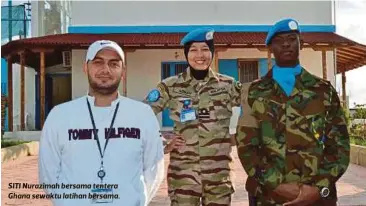  ??  ?? SITI Nurazimah bersama tentera Ghana sewaktu latihan bersama.