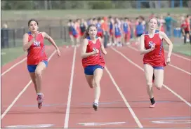  ?? Photo by Becky Polaski ?? Shown during their heat for the girls’ 100 meter dash are SMA’s Zahra Baluch, Adriana Buck, and Becca Gnan.