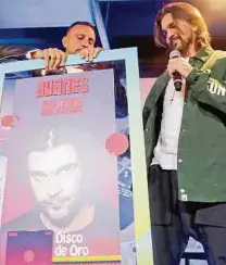  ?? EFE ?? Este fue el momento en 2020 cuando el cantante paisa Juanes recibe un disco de oro por su álbum 'Más Futuro que Pasado'.