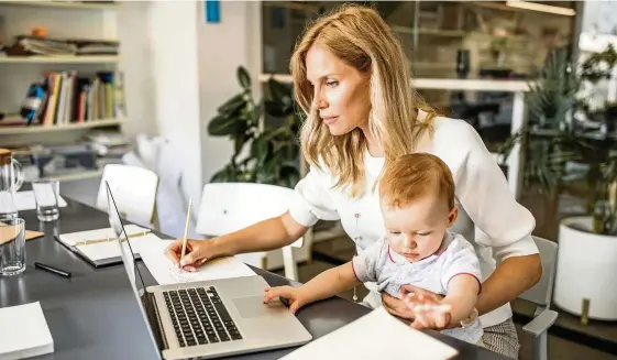  ?? FOTO: ISTOCK/SVETIKD ?? Familie und Beruf unter einen Hut zu bringen, ist gar nicht so einfach. Eine Kur kann helfen, neue Energie zu tanken.