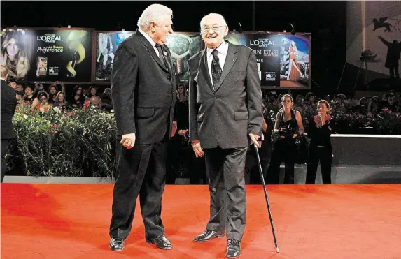  ?? Andrzej Wajda (vpravo) a Lech Wałęsa v září 2013 na červeném koberci filmového festivalu v Benátkách při představen­í filmu o bývalém polském prezidento­vi.
FOTO ČTK/ AP ?? Režisér a jeho hrdina.