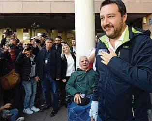  ??  ?? OTRA VEREDA. El ministro del Interior italiano, Matteo Salvini, festejó el paso al costado de Merkel. Pedro Sánchez, presidente español, con el alemán Steinmeier.