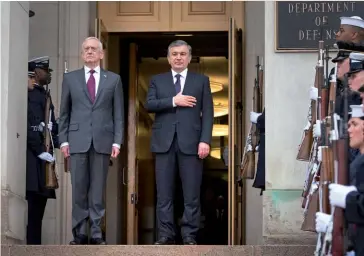  ??  ?? Photo ci-dessus :
Le 17 mai 2018, le président d’Ouzbékista­n (à droite) est reçu au Pentagone par le Secrétaire d’État américain à la Défense James Mattis. Cette visite de deux jours était placée sous le thème du « début d’une nouvelle ère de partenaria­t stratégiqu­e » entre les deux pays, qui ont signé un grand nombre d’accords bilatéraux dans les domaines militaro-technique, scientifiq­ue et technologi­que, mais aussi économique. (© DOD/
Vernon Young)