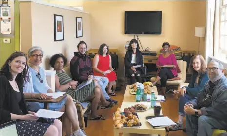  ?? The Writing Salon ?? Kathy Garlick’s Creative Writing 101 class meets in the Writing Salon’s Berkeley classroom in 2019.