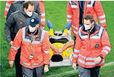  ?? FOTO: FRIEDEMANN VOGEL/DPA ?? Schockmome­nt: Dortmunds Mateu Morey liegt verletzt auf einer Trage und wird vom Platz gebracht.