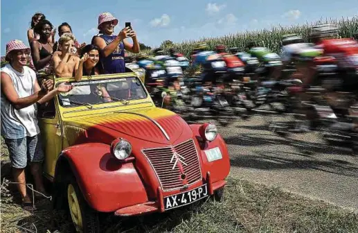 ?? Foto: AFP ?? Die Tour de France lockt jedes Jahr zehn Millionen Zuschauer an den Streckenra­nd.