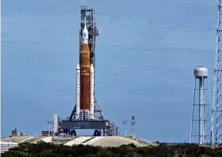  ?? PHOTO: REUTERS ?? Nasa’s nextgenera­tion moon rocket with the Orion crew capsule stands on a launch complex one day after an enginecool­ing problem forced a delay the debut test launch at Cape Canavera.