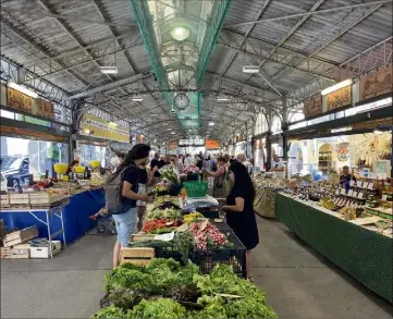  ?? (Photo M.-C.A) ?? La réhabilita­tion du marché provençal ? Toujours rien de concret à l’horizon. Mais, en 2023, selon un arrêté, les vendeurs de passage ne seront plus admis. Histoire de préparer les travaux d’aménagemen­t, peut-être ?