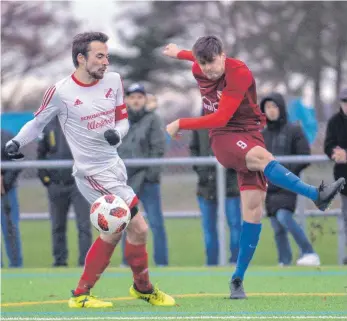  ?? SZ-FOTO: MAS ?? Ehingens Julian Guther (rot) feuert einen Schuss ab.