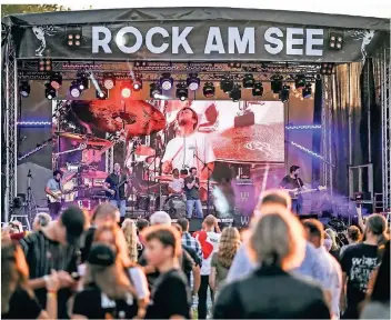  ?? FOTOS: LARS FRÖHLICH ?? Die Band Amy`s rockte die Festivalbü­hne am Freitag.