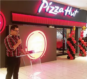  ??  ?? Nueva sucursal en Santa Ana. Representa­nte de Pizza Hut inaugura nueva sucursal en Santa Ana, la cual se convierte en la número 57 en todo el país y la cuarta en la Ciudad Morena.