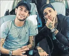  ??  ?? Neymar y Alves fueron los últimos en incorporar­se a la boda