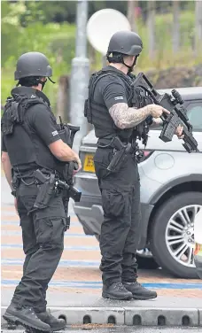  ??  ?? Armed police officers and search dogs were called to the hotel as the search for the armed robbers continued.