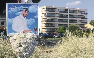  ?? (DR) ?? À Saint-Laurent-du-Var, un bouquet et une photo d’Enzo rappellent le drame terrible qui s’est noué dans la nuit du  au  février .