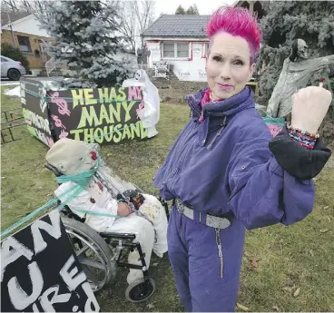  ?? MORRIS LAMONT / POSTMEDIA NEWS ?? Allison Stacey plastered her front lawn with signs protesting the deal she says she got from a contractor who was hired to renovate her home in London, Ont.