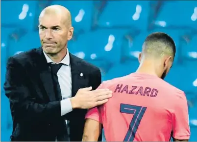  ?? PETER POWELL / AFP ?? Zinédine Zidane consolando a Eden Hazard, el pasado viernes en Manchester