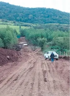  ?? ?? Camino abierto en la serranía, publicada en nuestro diario.